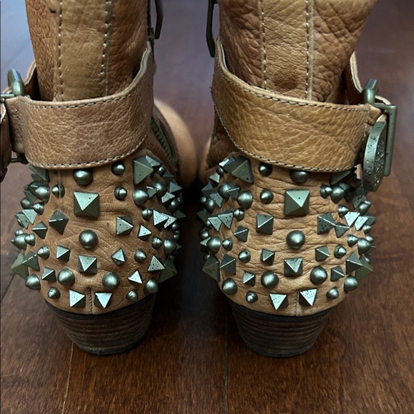 Vince Camuto Marcin Tan Pebbled Distressed Leather Studded Ankle Boots, Size 9.5 - Picture 13 of 16